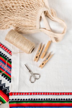 Keten işlemeli Ukrayna havlusuna ip torbası, bez raptiye, makas ve ip.