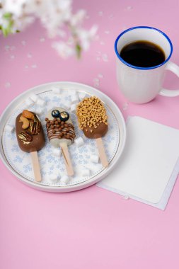 Pembe arka planda kek ve marşmelov.