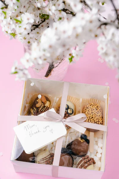 Caixa Branca Com Gelado Forma Bolo Pops Marshmallows Fundo Rosa — Fotografia de Stock