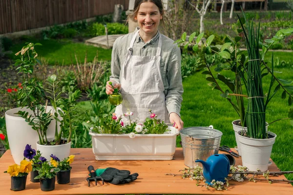 Une Jolie Femme Caucasienne Travaillant Dans Jardin Plantant Les Fleurs — Photo