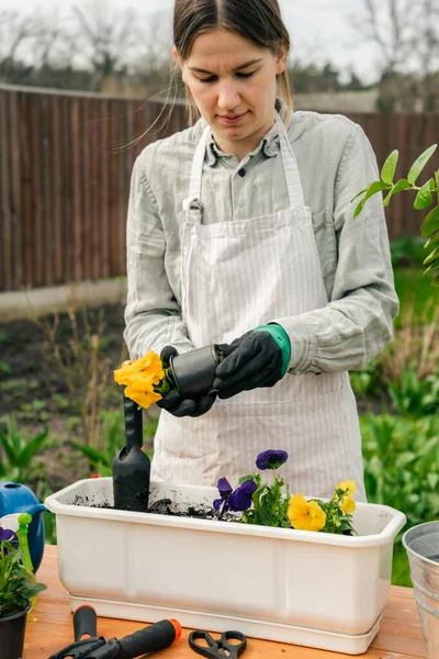 Une Jolie Femme Caucasienne Travaillant Dans Jardin Plantant Les Fleurs — Photo