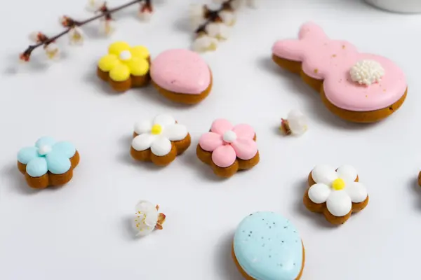 Påsk Cookies Och Körsbär Blommande Grenar Vit Bakgrund Royaltyfria Stockbilder