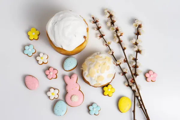 Velikonoční Koláče Velikonočními Sušenkami Třešňově Kvetoucími Větvemi Bílém Pozadí Stock Obrázky