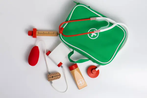 Barn Första Hjälpen Leksak Kit Vit Bakgrund Grön Väska Med Stockbild