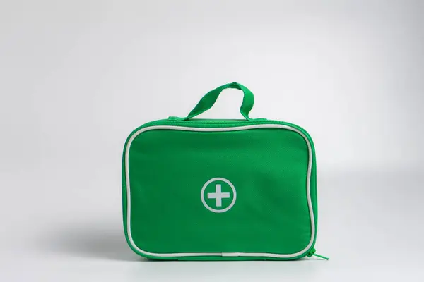 Dětská Lékárnička Bílém Pozadí Zelená Taška Lékařským Nářadím Stock Snímky