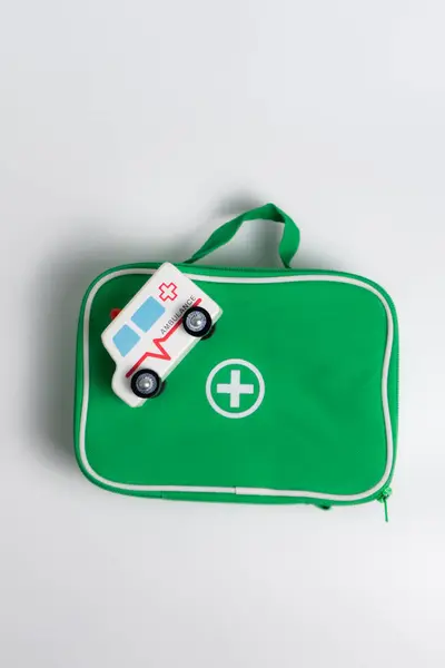 Barn Första Hjälpen Kit Grön Väska Med Medicinska Verktyg Och Stockfoto