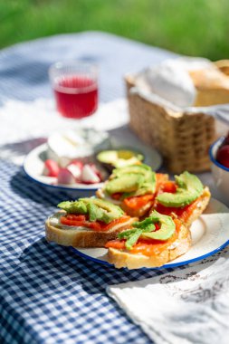 Güzel bir piknik seti ve güzel yemekler.