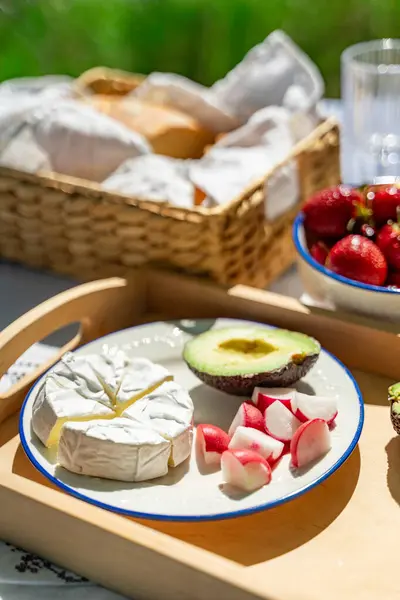 Güzel bir piknik seti ve güzel yemekler.