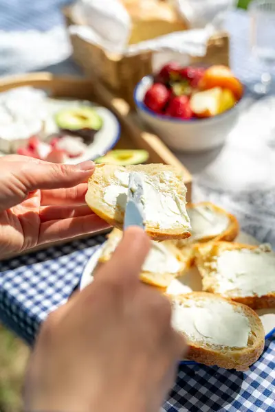 Kadın elleri piknik için sandviç yapıyor.