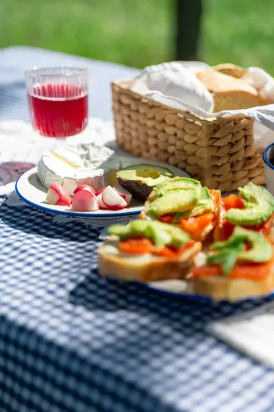 Güzel bir piknik seti ve güzel yemekler.