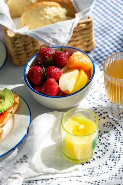 Güzel bir piknik seti ve güzel yemekler.