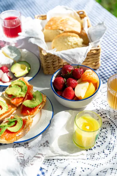 Güzel bir piknik seti ve güzel yemekler.