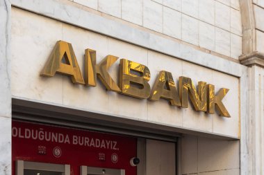 İstanbul 'daki İstiklal Caddesi' ndeki Türk bankasının şube tabelasına yakından bak.