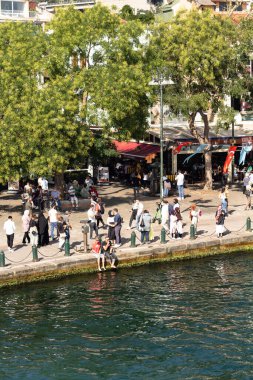 İstanbul 'daki turistik Ortakoy Meydanı' ndaki insanların görüntüsü. Güneşli bir yaz günü..