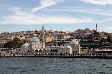 İstanbul 'un Asya yakasındaki Uskudar meydanında Semsi Paşa adlı tarihi cami manzarası. Güneşli bir yaz günü. Güzel sahne.