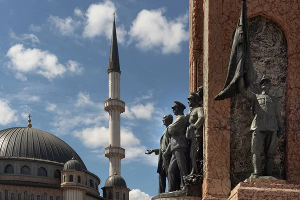 Vue Rapprochée Monument République Situé Sur Place Taksim Mosquée Nouvellement — Photo