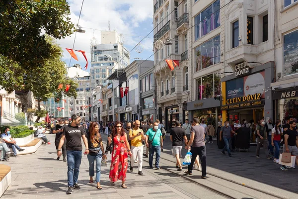 İstanbul 'da Istiklal Bulvarı' nda yürüyen insanların görüntüsü şehrin ana yaya bulvarı. 19. yüzyıl binaları, alışveriş zincirleri ve kafelerle dolu bir cadde. Güneşli bir yaz günü..