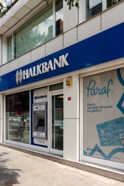 Türkiye 'deki ulusal bir devlet bankasının şubesinin görüntüsü. Görüntü, İstanbul 'un Sisli ilçesindeki Halaskargazi Caddesi' nde çekildi..