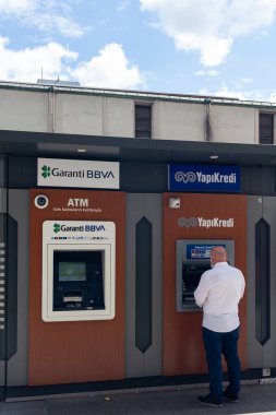 İstanbul 'da bir ATM önünde insan görüntüsü