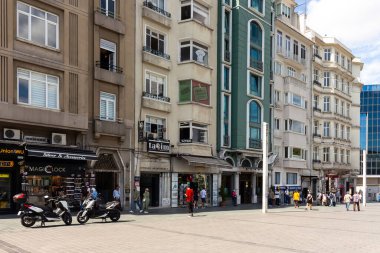İstanbul 'da Taksim Meydanı' nda yürüyen insanların ve binaların görüntüsü. Güneşli bir yaz günü..