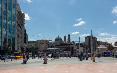 İstanbul 'da Taksim Meydanı' nda yürüyen insanların görüntüsü. Güneşli bir yaz günü..