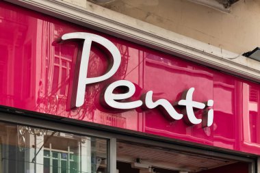 İstanbul 'daki Istiklal Caddesi' ndeki Türk iç çamaşırı markasının mağaza tabelasına yakından bak.