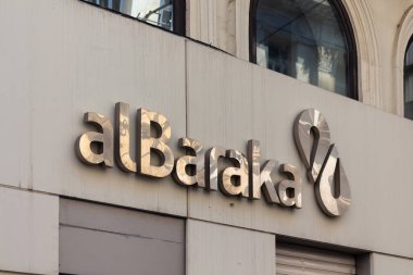 İstanbul 'daki İstiklal Caddesi' ndeki Türk bankasının şube tabelasına yakından bak.