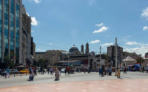 İstanbul 'da Taksim Meydanı' nda yürüyen insanların görüntüsü. Güneşli bir yaz günü..