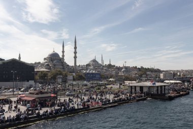 İstanbul 'un Eminonu bölgesindeki birçok insanın görüntüsü. Festivalde Yeni ve Yavuz Sultan Selim adlı tarihi camiler görülüyor. Güneşli bir yaz günü..