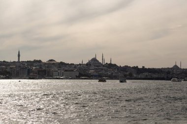 İstanbul 'daki Boğaz' ın Golden Horn bölgesindeki teknelerin manzarası. Arkaplanda Eminonu adında tarihi bir kasaba var. Güzel sahne.