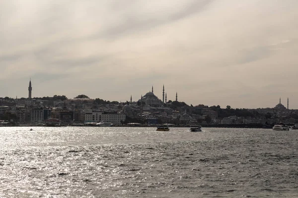Kilátás Hajók Golden Horn Része Bosphorus Isztambulban Történelmi Óváros Nevű — Stock Fotó