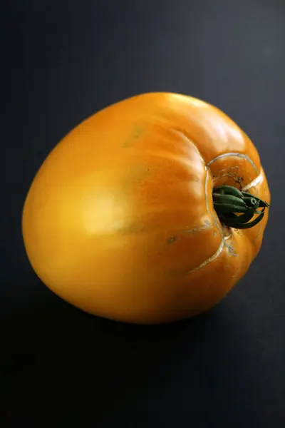 オレンジ 黒の背景にカボチャ — ストック写真