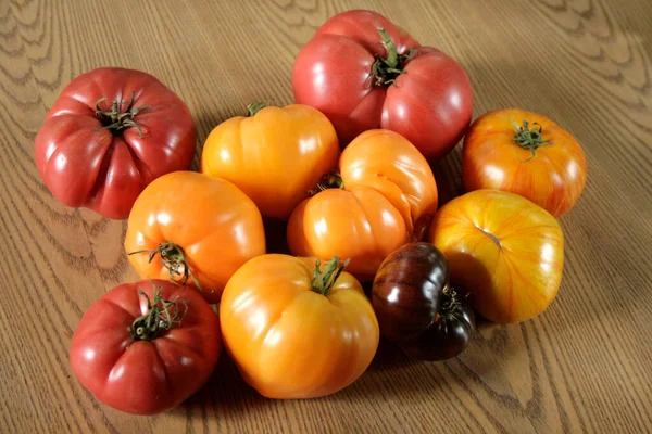 テーブルの上に新鮮なトマト — ストック写真