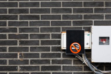 Duvarda sigara içme işareti yok. Elektrik sayacında sigara içme uyarısı yok.