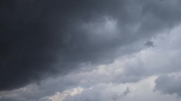 暗い嵐の雲がゆっくりと空を漂っている 雨が降る恐れのある雨雲 雨天の魔法の劇的な空 — ストック動画