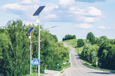 Mavi gökyüzü arka planda sokak lambası ile Güneş cihazı. Sokak ışığı pil dahil güneş paneli tarafından desteklenmektedir. Güneşten alternatif enerji.