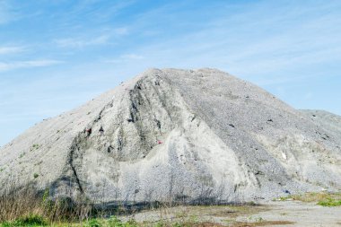 Yol yapımı için büyük bir moloz yığını. Beton karışımı için ezilmiş taş. Beton endüstrisinde ezilmiş granit ya da çakıl yığınları