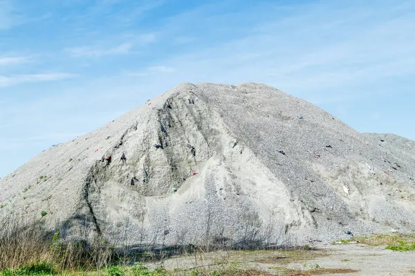 Yol yapımı için büyük bir moloz yığını. Beton karışımı için ezilmiş taş. Beton endüstrisinde ezilmiş granit ya da çakıl yığınları