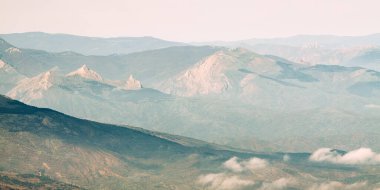 Gün batımında dağlarda sakin bir akşam manzarası. Resim duvar kağıtları. Doğal arka plan. Panorama. Kırım, Ukrayna.