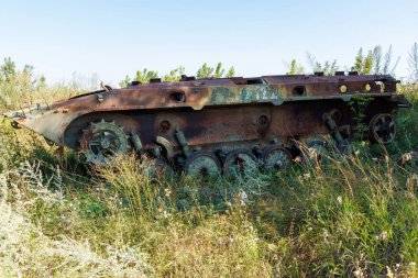 Sumy Oblastı, Ukrayna 05.03.2022 Romny, Sumy Oblastı 'ndaki Rus Ordusu Vahşeti. Ukrayna ordusu Rus BMP 2 'yi yaktı. Rusya 'nın Ukrayna' ya karşı savaşı