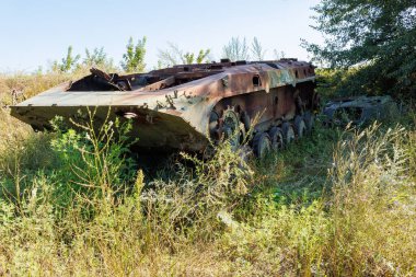 Sumy Oblastı, Ukrayna 05.03.2022 Romny, Sumy Oblastı 'ndaki Rus Ordusu Vahşeti. Ukrayna ordusu Rus BMP 2 'yi yaktı. Rusya 'nın Ukrayna' ya karşı savaşı