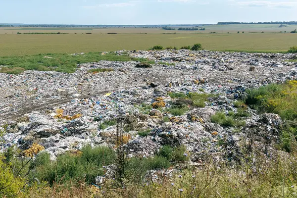Şehir çöplüğü ya da çöplük kuşbakışı. Plastik çöp yığını, yiyecek atıkları ve diğer çöpler. Kirlilik konsepti. Ekoloji kavramı