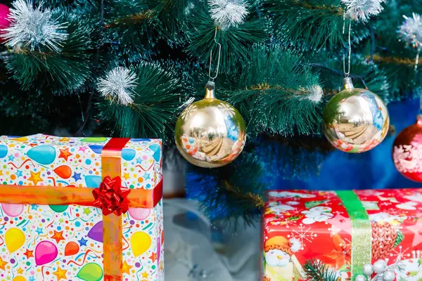 Noel ağacının altında Noel hediyeleri.