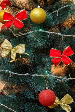 Yeşil ladin dallarının Noel süslemeleri. Bulanık, parlak ve peri masalı geçmişinde süslenmiş Noel ağacı. Yeni yıl için dekorasyon ve dekor kavramı