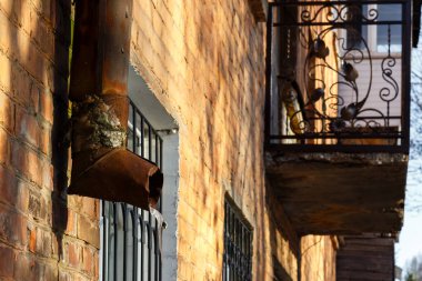 Kışın borudaki buz. Eski bir evin paslı bir borusu. Pasdan yapılmış eski bir borunun parçası.