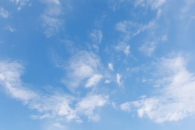 Sakin, mavi gökyüzü, tüylü, beyaz bulutlar, sakin, doğal bir arka plan. Mavi gökyüzünde yumuşak yumuşak bulutlar.