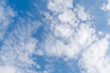 Pofuduk beyaz bulutlu mavi gökyüzü güneşli bir yaz gününde. Mavi gökyüzünde yumuşak yumuşak bulutlar.