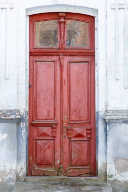 Eski, boyalı ahşap kapı saplı. Antik kapalı ahşap ön kapı. Dikey fotoğraf.