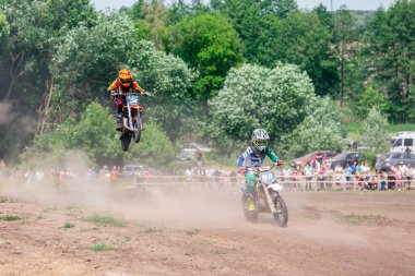 Ukrayna, Romny, Haziran 02-03, 2018: Motokros binicisi toprak yolda uçuyor. Genç yarışçıların katılımıyla Ukrayna Motokros Şampiyonası. Motokros kavramı.