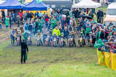 Ukrayna, Romny, Haziran 02-03, 2018: Motosikletli genç motosiklet yarışçılarının başlatılması. Genç yarışçıların katılımıyla Ukrayna motokros şampiyonası. Motokros kavramı.